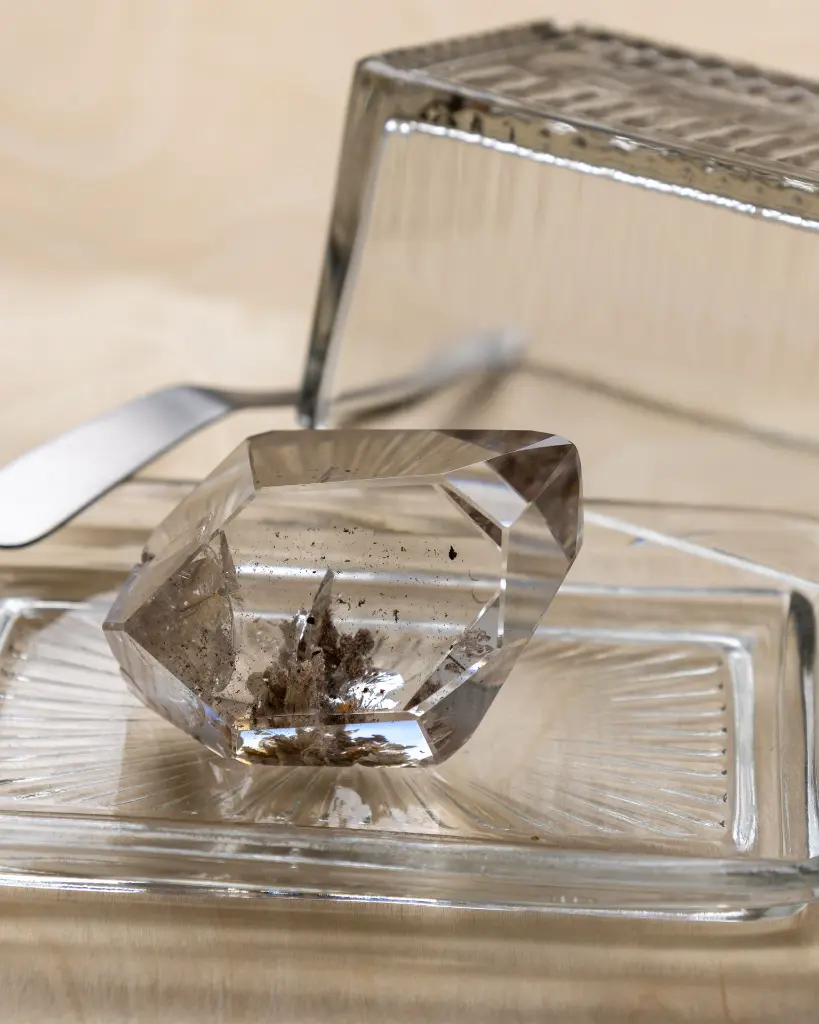 High Quality Clear Quartz With Phantom 211g