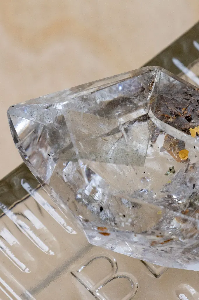 High Quality Clear Quartz With Phantom 147g