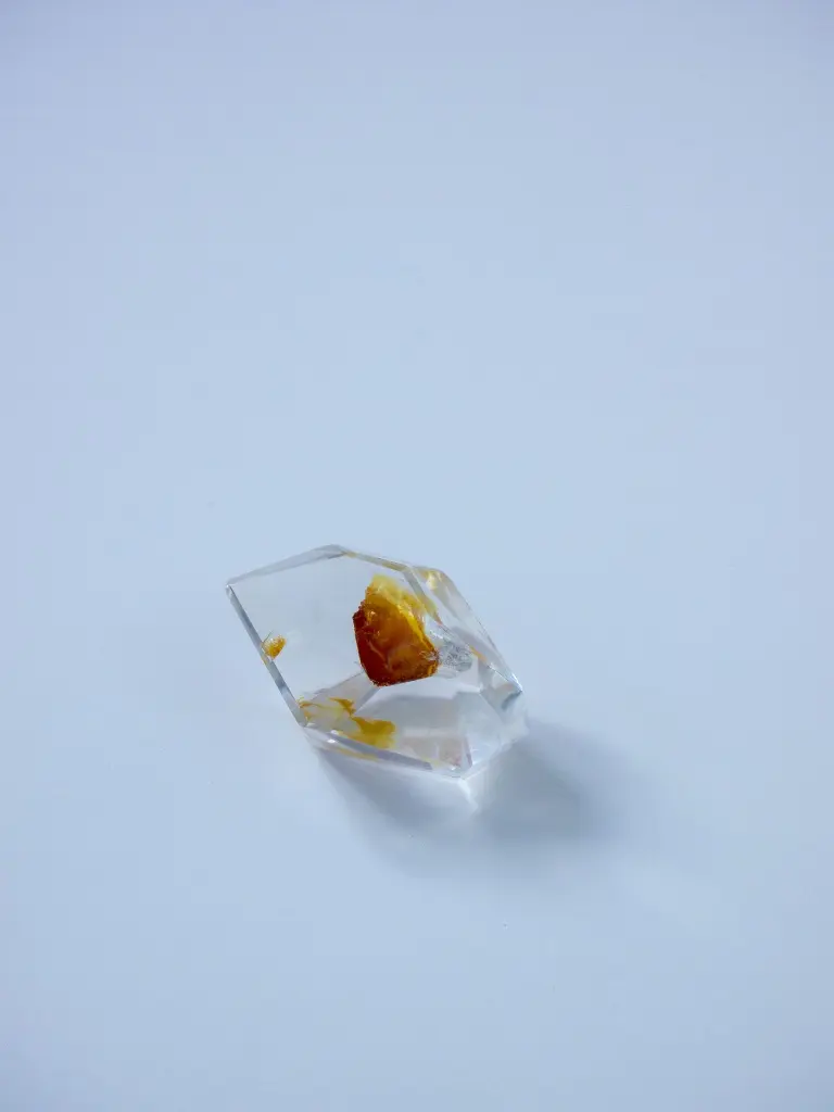 High Quality Clear Quartz With Rainbow Inclusion 35g