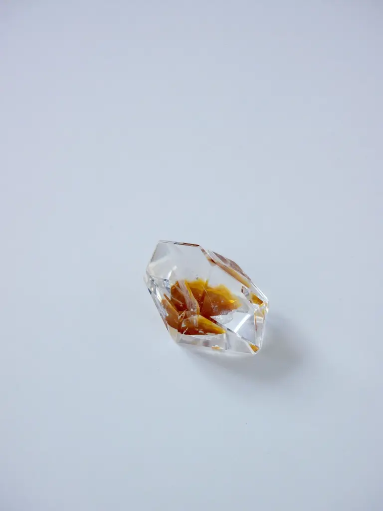 High Quality Clear Quartz With Rainbow Inclusion 35g