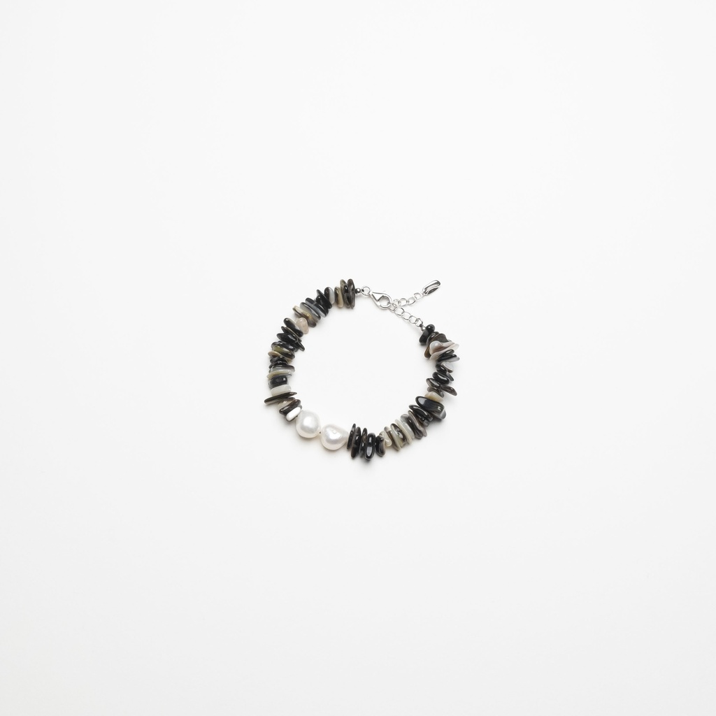 [NATB1003S-1] Freeform Black Mother of Pearl Gemstone Bracelet with White Pearls 