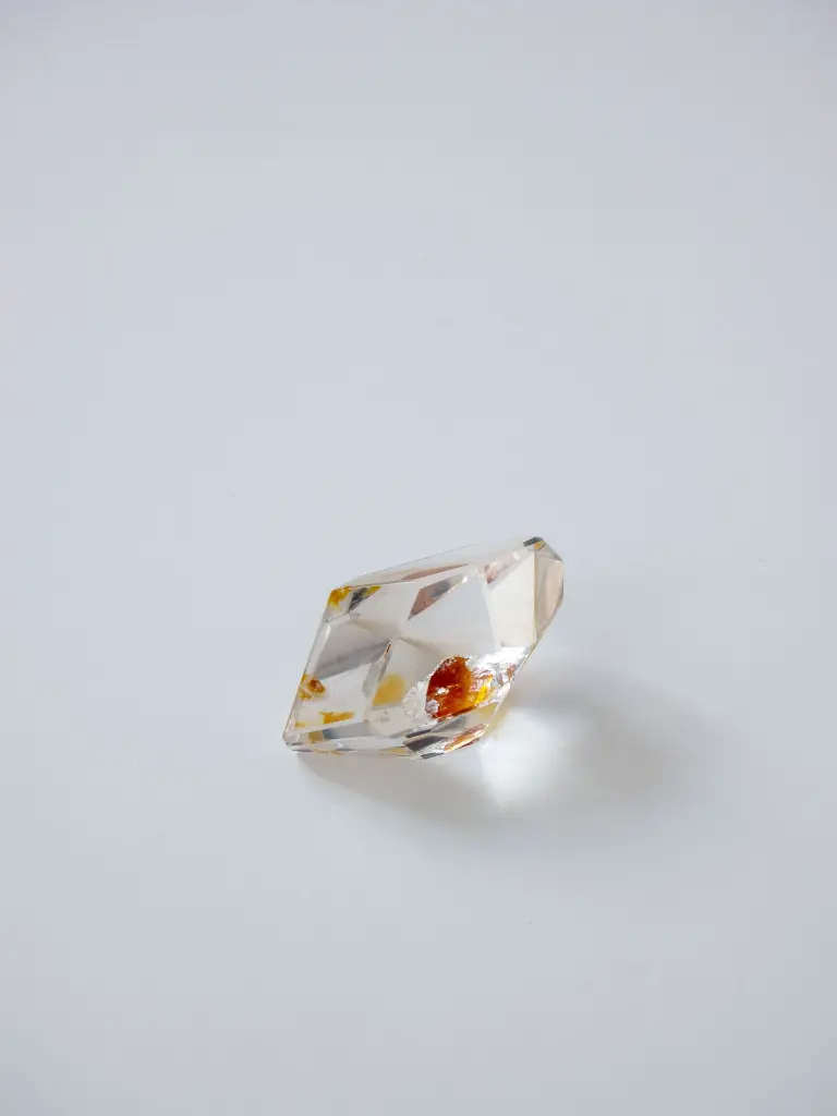 High Quality Clear Quartz With Rainbow Inclusion 35g